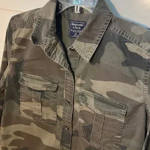 Abercrombie and Fitch Women’s Camo Button Down Shirt Size XS thumbnail 4