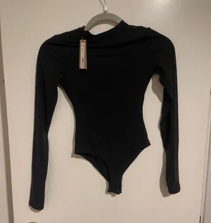 SKIMS NWT FITS EVERYBODY LONG SLEEVE CREW NECK BODYSUIT XS Black thumbnail 1