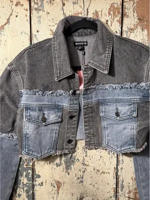 NWT PrettyLittleThing Washed Gray Double Layered Denim Cropped Jean Jacket 2 XS thumbnail 3