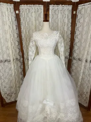 Fabulous Vintage 1950s Tiered Cupcake Lace Wedding Gown thumbnail 3