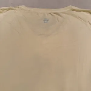Life Is Good Crusher T-Shirt Womens M Simplify Yellow short Sleeve beach chair thumbnail 5