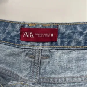Zara Women Relaxed Light Blue Washed Jeans thumbnail 4