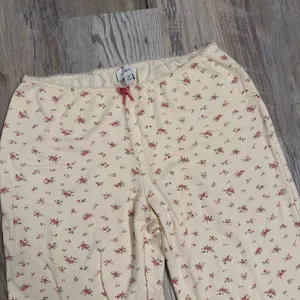 Pacsun cream and pink floral flare pants size Xsmall thumbnail 2