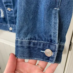 NWOT Women’s unbranded medium wash ripped denim full‎ button Jean jacket XL thumbnail 2