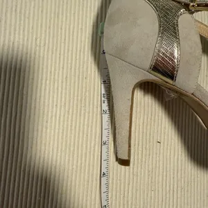 Brenda Zaro Elegant Tan and Gold Heels with Metallic Accents 7.5 thumbnail 8