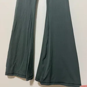 OFFLINE By Aerie Real Me High Waisted Crossover Flare Legging Green Size Small thumbnail 5