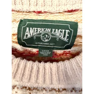 American Eagle Fair Isle Sweater Womens Small Cream Red Knit Pullover 4428BBNT thumbnail 2