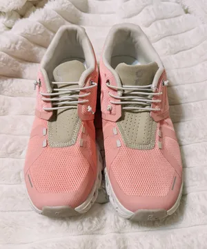 On Cloud Running Shoes thumbnail 1
