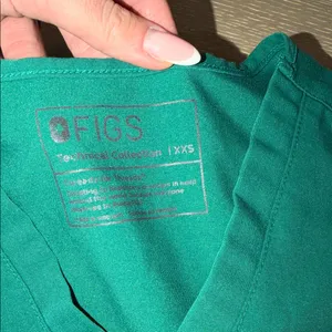 FIGS Green V-Neck Women's Top Size XXS thumbnail 3