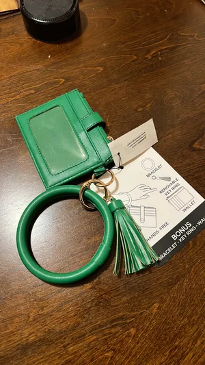 Citi Trends Green Circle Bangle PU Leather Keychain Wallet ID Card Holder thumbnail 6