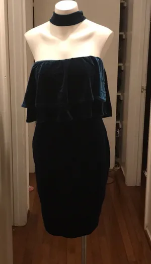 Women’s size Medium velvet like Nice body con fitting dress.Dark green thumbnail 7