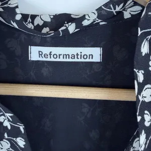 Reformation Reeds Ruffle Floral Georgette Midi Dress Size 0 Black Minimalist thumbnail 10