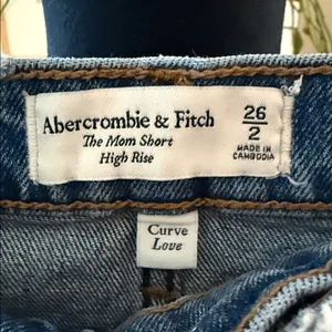 NWT Abercrombie & Fitch Curve Love The Mom High Rise Denim Jean Shorts thumbnail 3