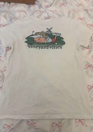 White vineyard vines T-shirt with designs thumbnail 1