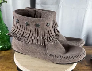 Minnetonka Double Fringe Concho Boot 9.5 Taupe Suede Boho Moccasin Ankle thumbnail 1