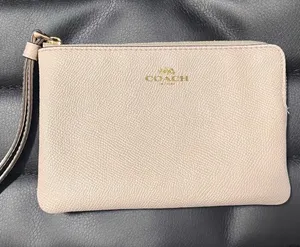 COACH White Leather Wristlet Wallet Card Holder Coin Purse Zip Up Vintage EUC thumbnail 1