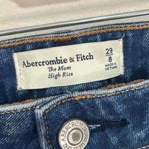 Abercrombie‎ & Fitch The Mom High Rise Distressed Jeans Blue 29/8 Medium Wash thumbnail 4