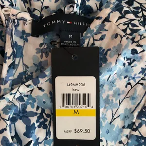 Tommy Hilfiger nwt size medium Blue Floral Knot-Front Puff Sleeve Top thumbnail 3
