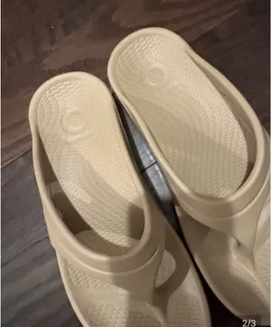 Oka tan foam sandals Size 9 thumbnail 2