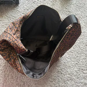 Lululemon leepoard slouchy sling bag  thumbnail 4