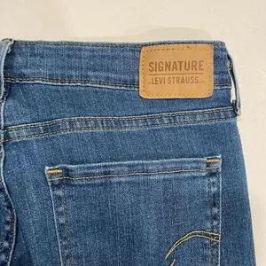 Levi Strauss Signature Mid Rise Bootcut Jeans Women 8 Long W28 L34 Blue Denim thumbnail 10