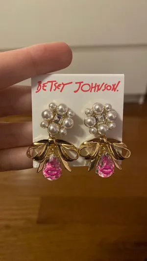 Betsey Johnson NWT gold tone bow pearl drop earrings with little pink lips thumbnail 3