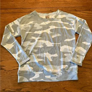 Camo Vintage Women’s Blue/White Camo Crew Neck Lightweight Pullover S thumbnail 1