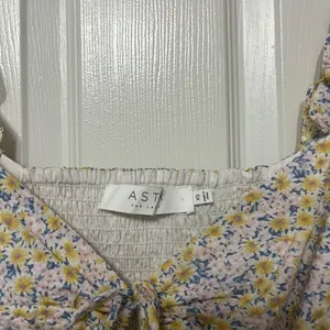 ASTR THE LABEL Clairemont Top in Yellow Green Floral puff sleeve crop XS revolve thumbnail 4