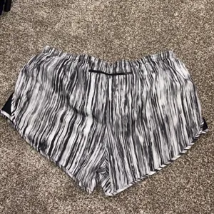 Nike Women's Multicolored Patterned Shorts XL thumbnail 3