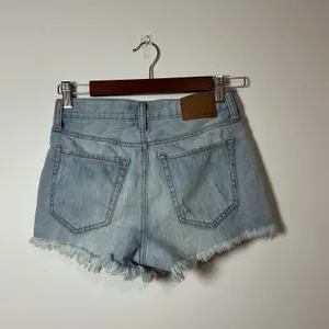 Aeropostale Vintage High‎ Rise Shorty Distressed Denim Shorts Light Wash Size 0 thumbnail 4