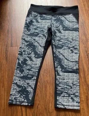 Under Armour‎ fitted Capri leggings black and white size medium thumbnail 1