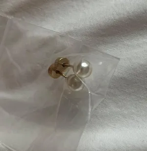 Pearl gold earring thumbnail 2