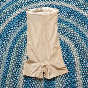 Spanx High‎ Waisted Mid Thigh Shorts thumbnail 2