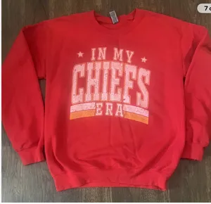 In My Chiefs Era NFLFootball Crewneck Sweatshirt Womens (SZ Sm) Travis Kelce 87 thumbnail 1