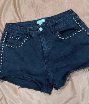 Forever 21 NWOT Size M Black Studded Denim Shorts thumbnail 1