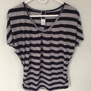 Molly Maxi Vneck striped short sleeve shirt. Size Medium. thumbnail 1
