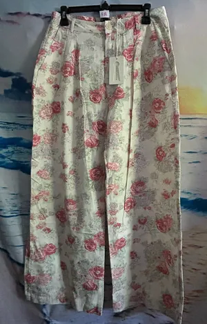 Madison Hotel Women’s Floral Wide Leg Pink Rose Print Pants MD NWT thumbnail 1