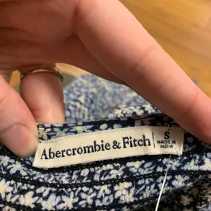 Abercrombie Fitch Womens Smocked V‎ Neck Floral Puff Sleeve Crop Top Size Small thumbnail 6