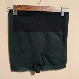 Outdoor Voices Seamless Smooth 4.5" Bike Short in Evergreen- Size Small thumbnail 5