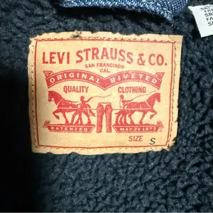 Levi's Dark Wash Denim Sherpa Lined Trucker Jacket Black Lining Small thumbnail 8