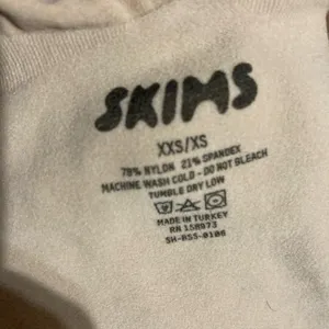 SKIMS Sculpting Mid-Thigh Bodysuit XS thumbnail 6