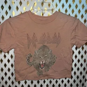 Def Leppard crop top tiger nude t-shirt concert tee size XS thumbnail 1
