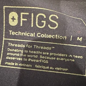 Like new by figs Casma Three-Pocket Scrub Top™ Navy Blue Women's V-Neck Top thumbnail 9