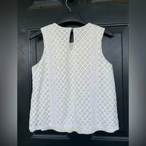 Banana Republic Eyelet sleeveless Blouse thumbnail 2