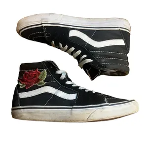 Vans Sk8-Hi Black‎ Suede High Top Rose Embroidered Unisex Sneakers M6.5 / W8.0 thumbnail 2