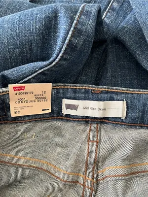 BNWT dark wash Women’s Levi’s mid rise jeans size 6 M/28 thumbnail 5