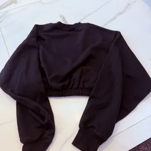 Alo yoga cropped sweatshirt black thumbnail 3