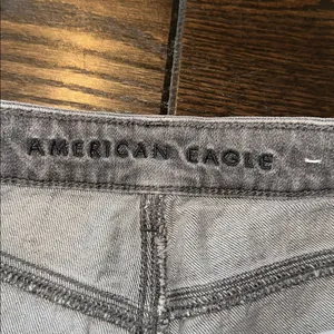 American Eagle Outfitters MOM jeans Light Gray Denim size 6 regular distressed thumbnail 4