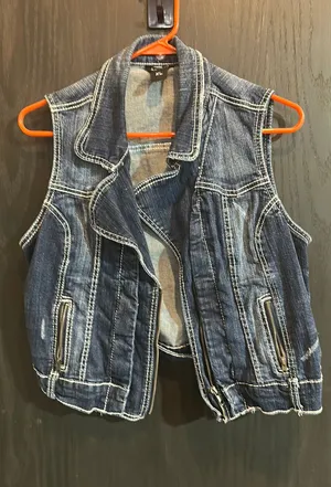 Ariya Jeans Sleeveless Jean jacket thumbnail 1