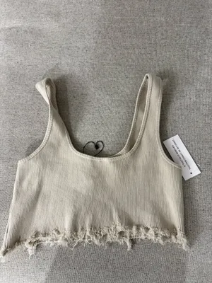NWT Sisters&Seekers Cropped Top thumbnail 3